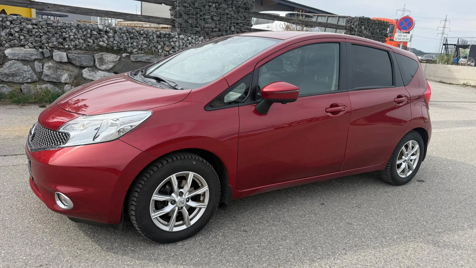 Nissan Note Tekna in Rot bei SE Autohandel