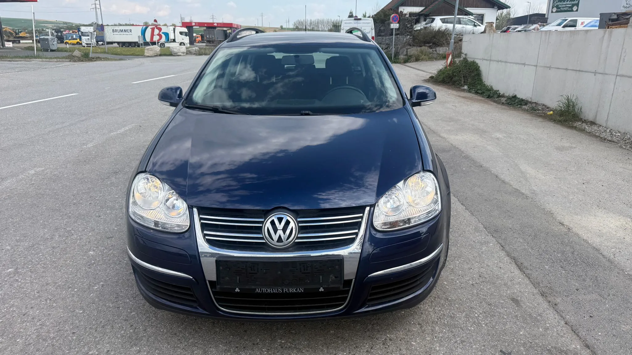 Volkswagen Golf in Blau bei SE Autohandel