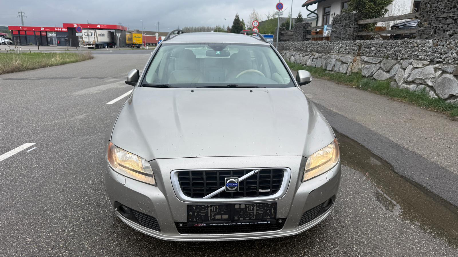Volvo V70 in Grau bei SE Autohandel